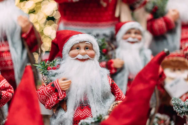 Vários pequenos brinquedos Papai Noel estão em um grupo — Fotografia de Stock