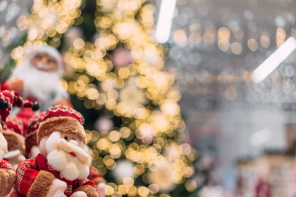 Vários pequenos brinquedos Papai Noel estão em um grupo — Fotografia de Stock