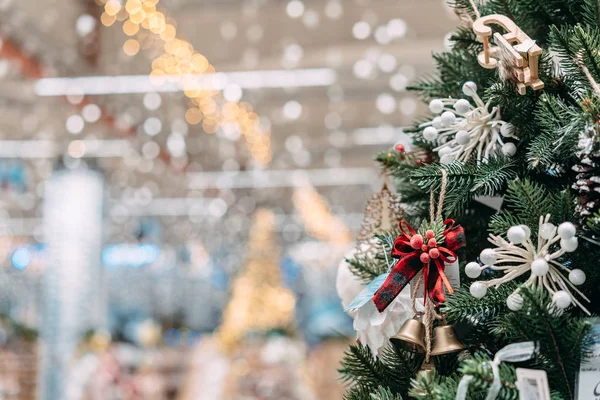 Vista de perto de brinquedos decorativos na árvore de Natal — Fotografia de Stock