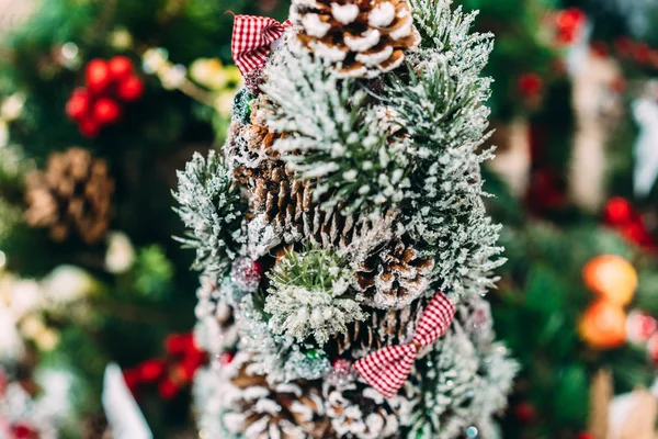 ต้นไม้เขียวนิรันดร์ก้อนต้นสนคริสต์มาสที่มีสาขา — ภาพถ่ายสต็อก