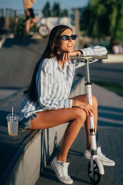 Kameraya poz scooter ile güzel kız.