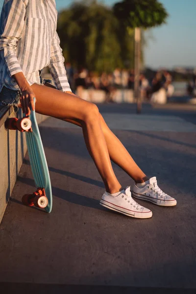 Mooie benen van het jonge meisje met een nauwe weergave — Stockfoto