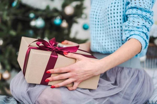 Girl sitting in bed with present box — Stock Photo, Image