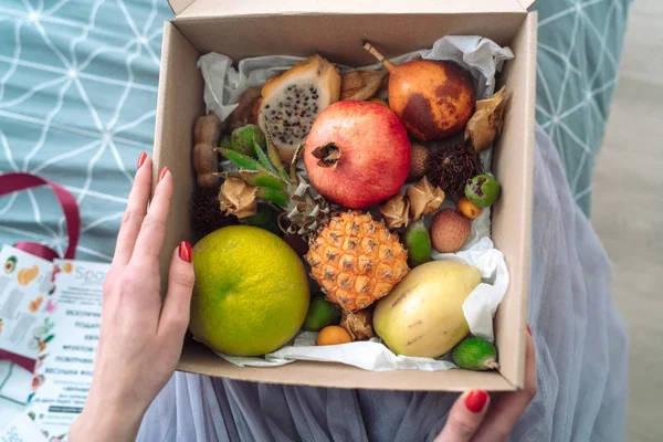 Коробка с фруктами — стоковое фото