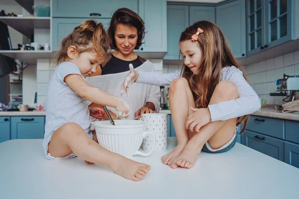 Mutlu aile mutfağında birlikte yemek pişirir. — Stok fotoğraf