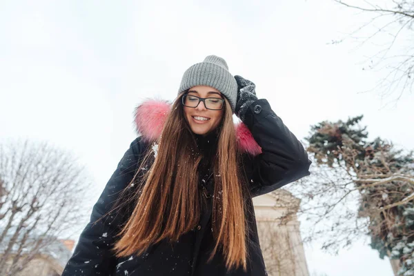 Νεαρή όμορφη γυναίκα στην πόλη του χειμώνα — Φωτογραφία Αρχείου