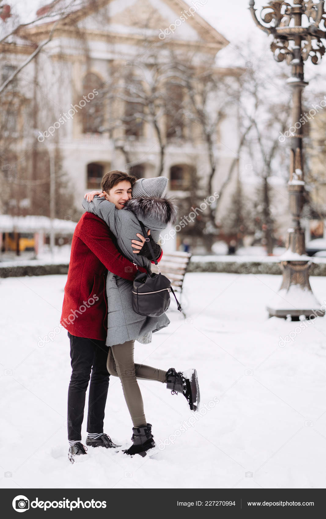 一个年轻的男孩和一个女孩拥抱着对方——图库图片© simbiothy #227270994, image size:1067x1700