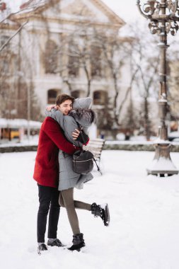 Genç bir adam ve bir kız birbirlerine sarılıyorlar