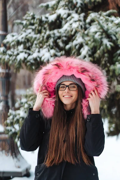 Jovem mulher bonita na cidade de inverno — Fotografia de Stock