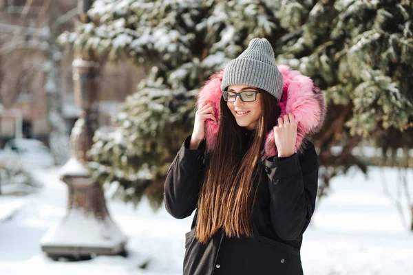 Jovem mulher bonita na cidade de inverno — Fotografia de Stock