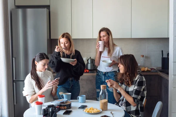 Grupo de mulheres na cozinha — Fotografia de Stock