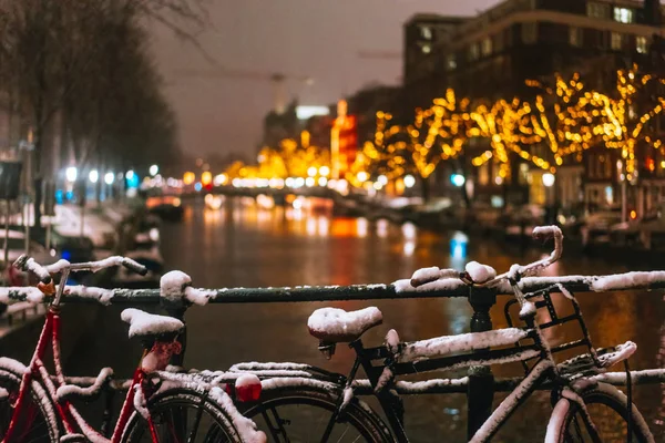Bicicletas aparcadas en un puente sobre los canales de Ámsterdam —  Fotos de Stock