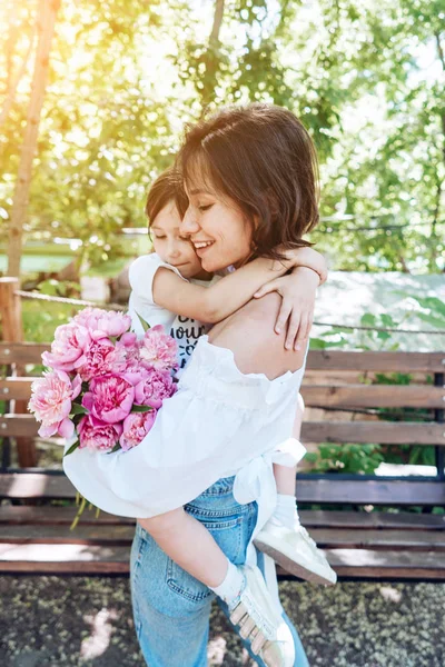 Mamma håller hans lilla dotter i parken. — Stockfoto