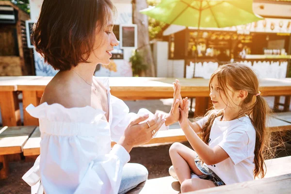 Mãe e filha estão sentados em um café — Fotografia de Stock