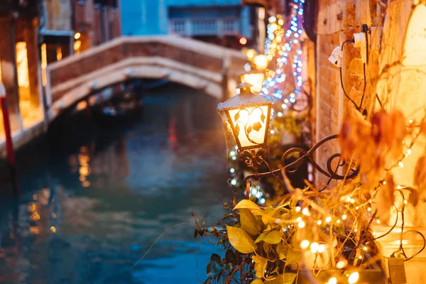 Kanal von Venedig spät in der Nacht mit Straßenbeleuchtung — Stockfoto