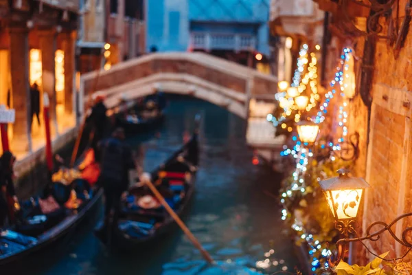 Венецианский канал поздно ночью с уличным освещением — стоковое фото