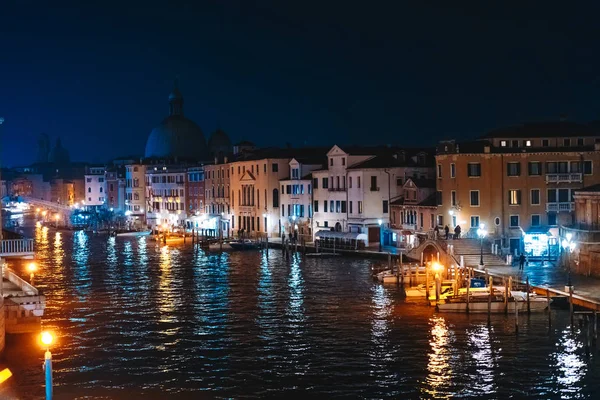Вид на канал в ночное время. Вениче, Италия — стоковое фото