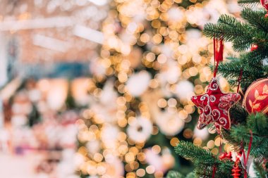 Dekorotif oyuncakları görünümü Noel ağacı kadar kapatın