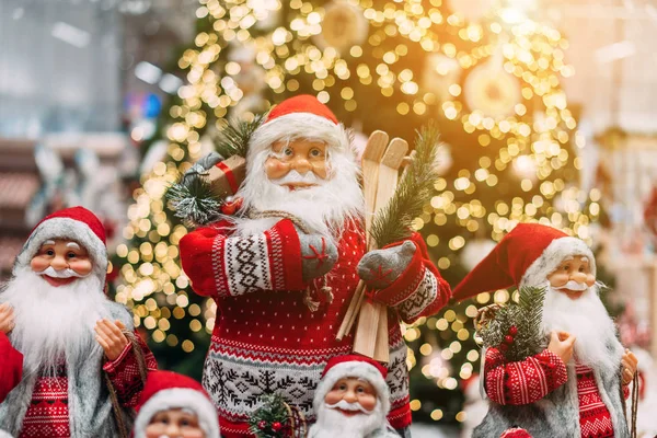 Vários pequenos brinquedos Papai Noel estão em um grupo — Fotografia de Stock