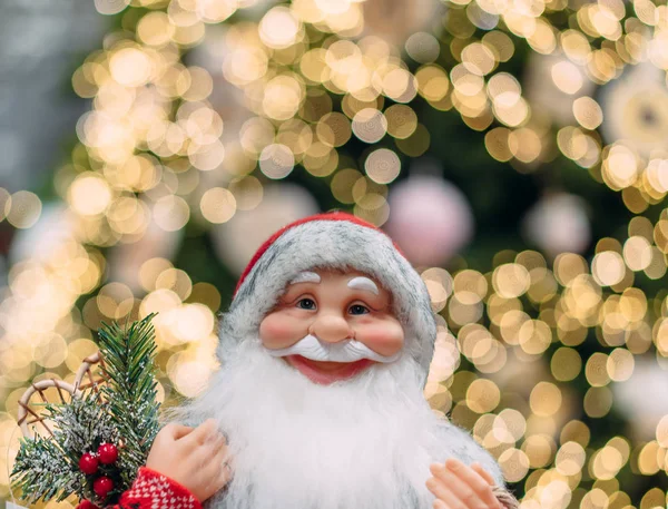 Feliz Papai Noel Fundo Árvore Natal Bokeh Olhando Para Câmera — Fotografia de Stock