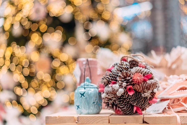 Primer plano adorno decorativo de los conos para la Navidad — Foto de Stock