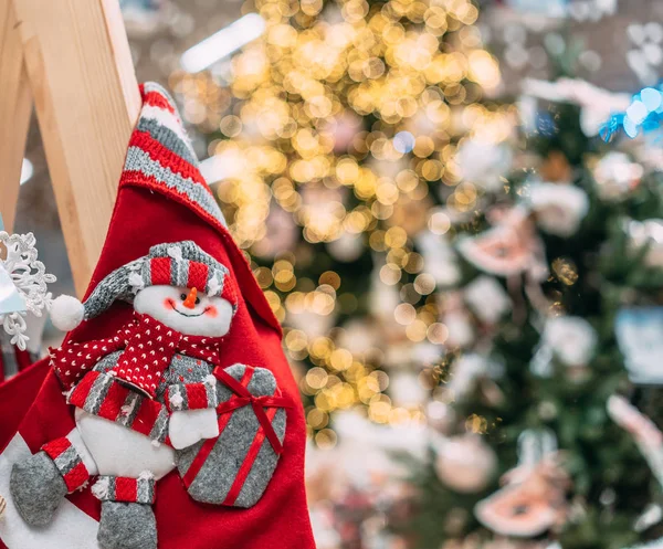 Um Natal meias vermelhas para presente com um boneco de neve — Fotografia de Stock