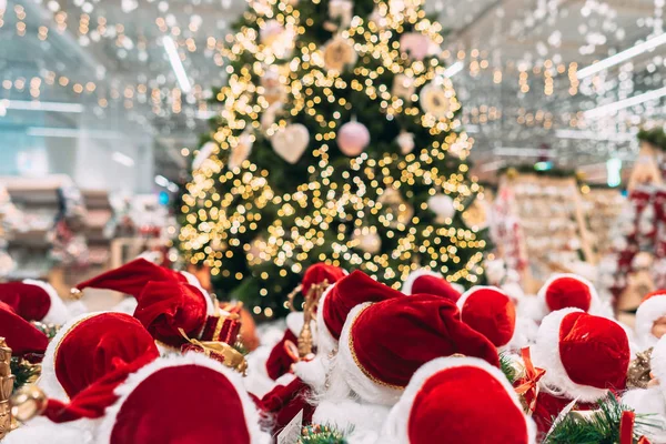 Vários pequenos brinquedos Papai Noel estão em um grupo — Fotografia de Stock