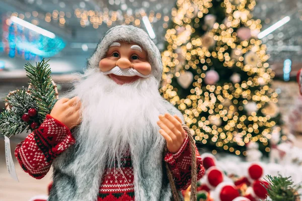 Feliz Papai Noel no fundo da árvore de Natal bokeh . — Fotografia de Stock