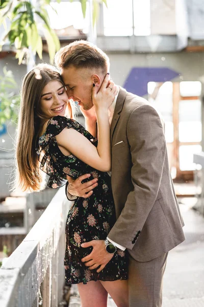 Joven pareja enamorada posando en cámara —  Fotos de Stock