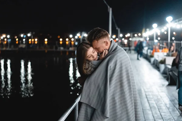 A pair of lovers on the waterfront — Stock Photo, Image