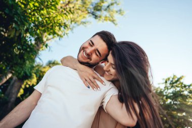 Genç çift yaz parkta yürüyüş.