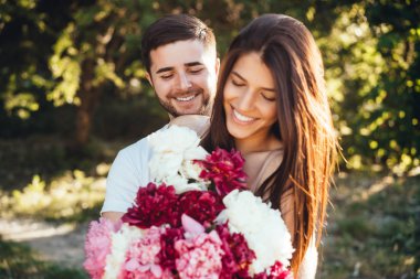 Kameraya poz ile genç çift.