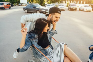 Arabası park yerinde sevgilisi yakışıklı adam taşır