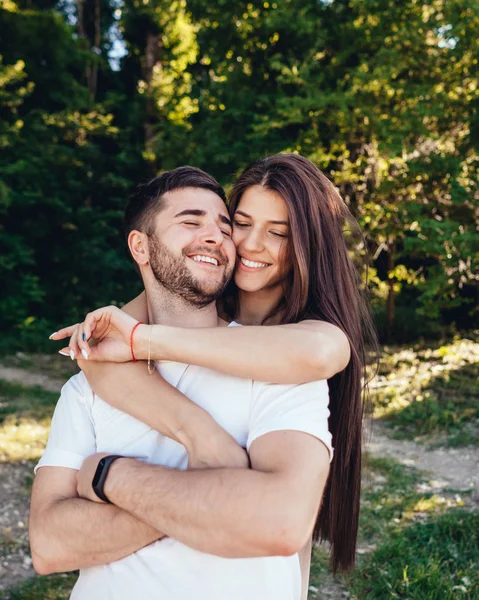 Giovane coppia a piedi nel parco estivo . — Foto Stock