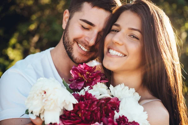 Giovane coppia con posa sulla macchina fotografica . — Foto Stock