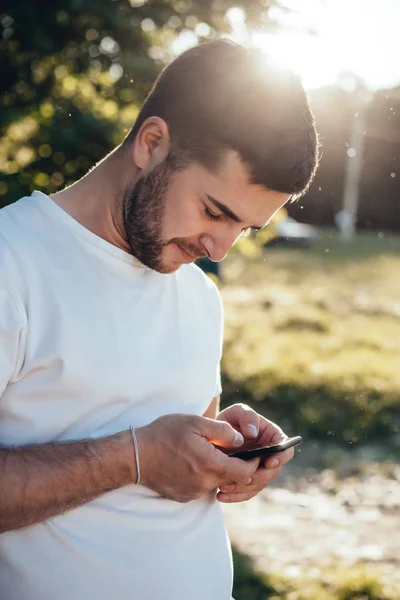Jeune homme lit un message SMS . — Photo