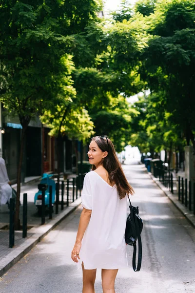 Çekici kadın kameraya poz. Güneş gözlüklü bir kız seyahat.