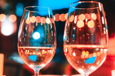 iki champagner kadeh tabloda fotoğrafı