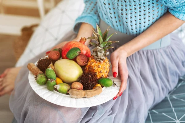 Fruta en un plato en las manos —  Fotos de Stock