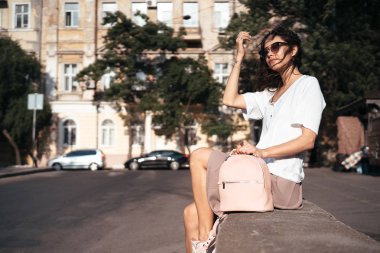 Bir kadın çantası kamera için poz kız