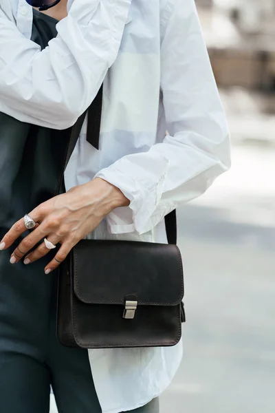 Bolsa de mulher na moda, bela, de um ângulo fechado . — Fotografia de Stock