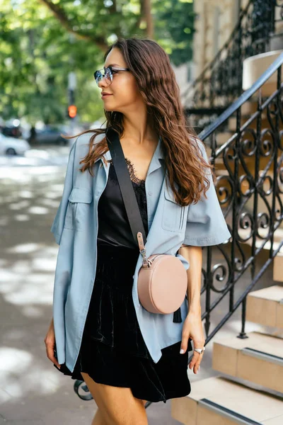 Menina posando para a câmera com uma bolsa feminina — Fotografia de Stock