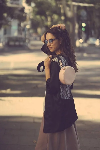 Menina posando para a câmera com uma bolsa feminina — Fotografia de Stock