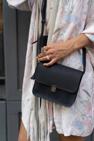 Модна, красива, жіноча сумка з близького кута . — стокове фото