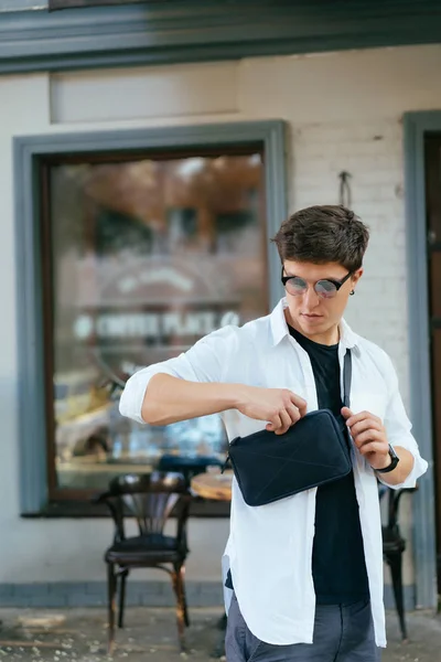 Young guy in round sunglasses posing on camera. — Stock Photo, Image