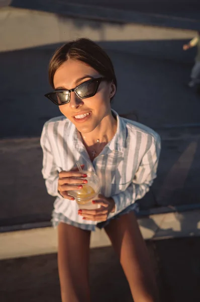 Menina em óculos de sol com um copo de limonada . — Fotografia de Stock