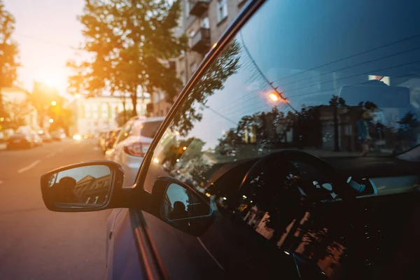 The side mirror and the window reflect the street — Stock Photo, Image