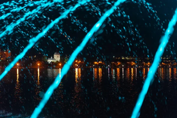 Una corriente de una fuente. Ciudad nocturna . — Foto de Stock