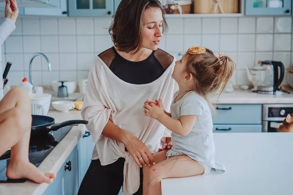 Mamma och lilla dottern har kul tillsammans — Stockfoto