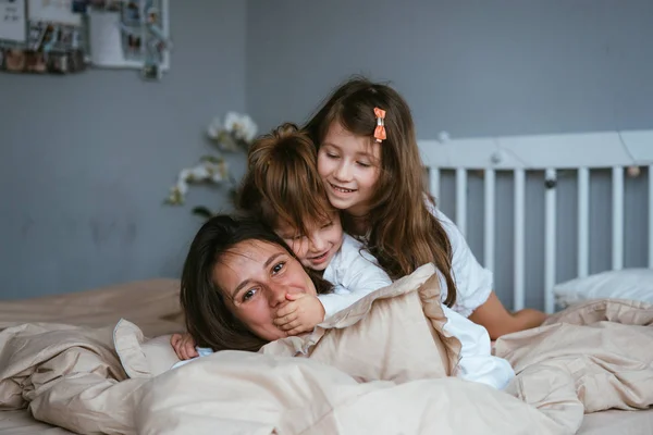 Mamma e le sue due piccole figlie carine si stanno divertendo — Foto Stock